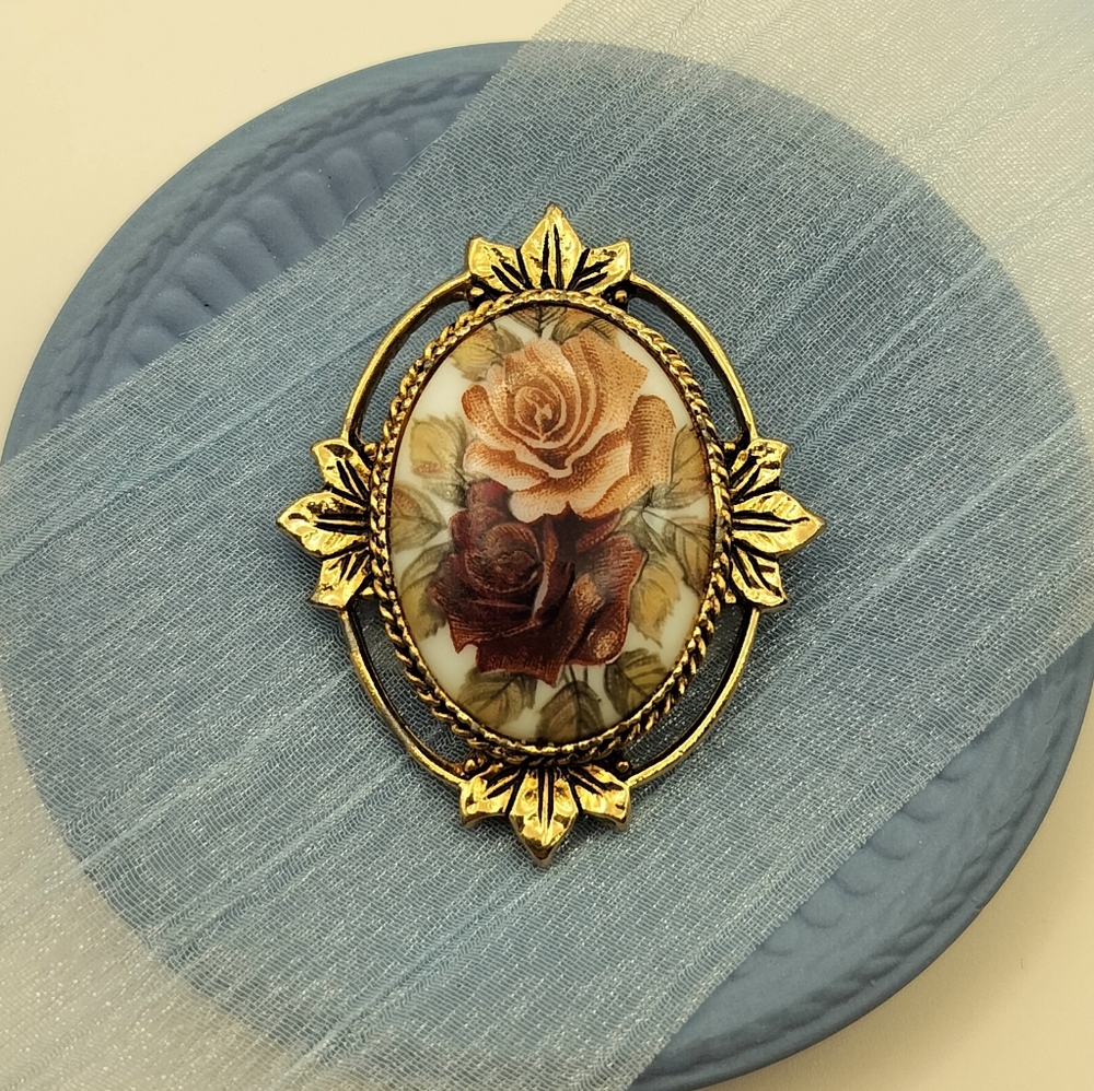 Vintage Sarah Coventry Gold Tone Floral Brooch